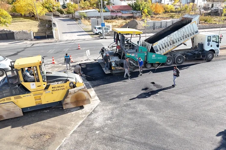 Kayseri Melikgazi’de tam gaz asfalt çalışması