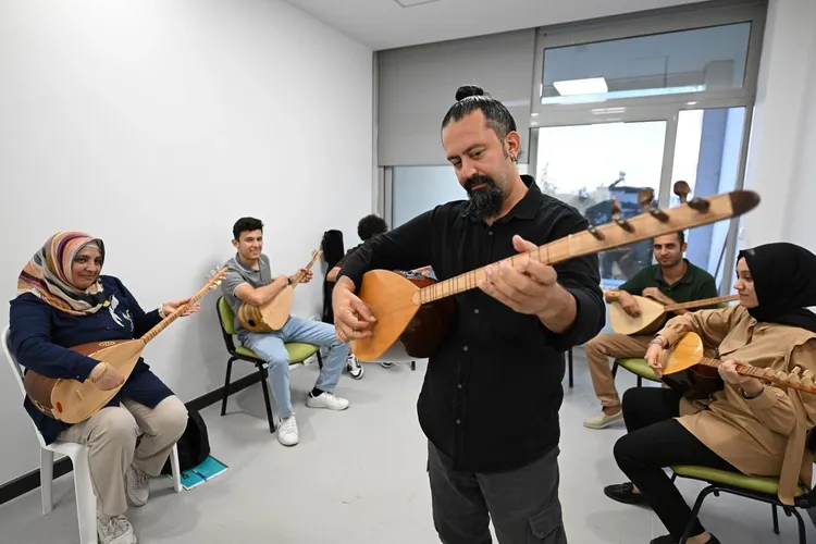 Mersin’de ücretsiz enstrüman kurslarına yoğun ilgi