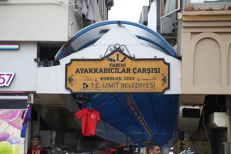 İzmit’te Tarihi Ayakkabıcılar Çarşısı’nın çatısı yenileniyor