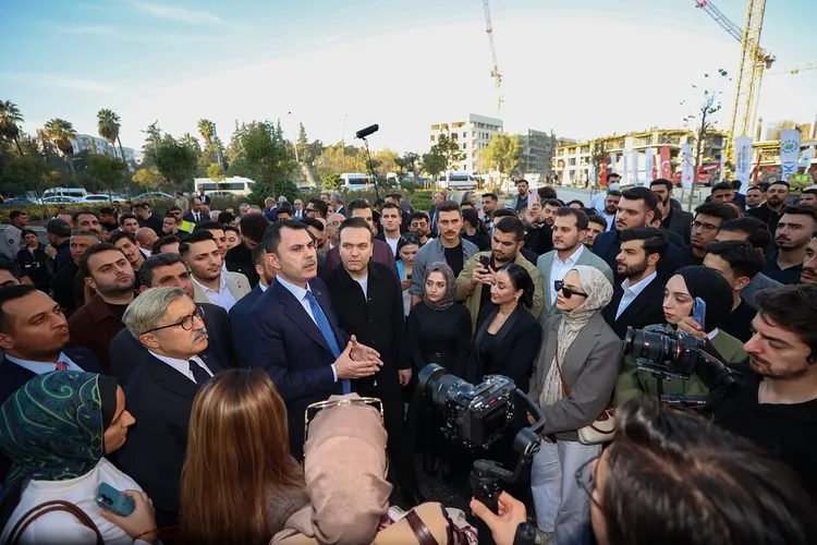 Bakan Kurum gençlerle afet bölgesindeki ‘Asrın İnşası’ seferberliğini gezdi