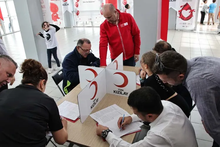 İzmir’de 10 okulda eş zamanlı kan bağışı