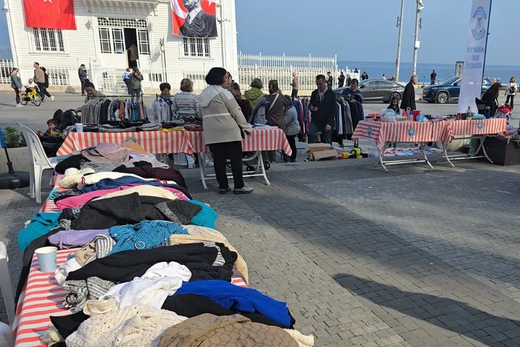 Mudanya’da sokak hayvanları için ikinci el giysi etkinliği